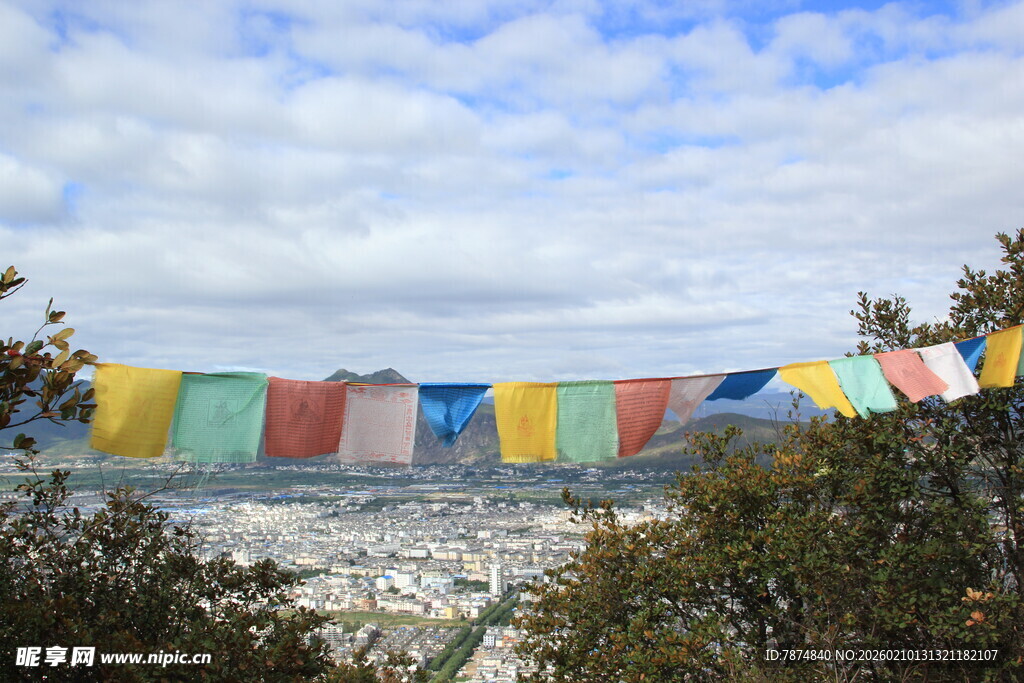 山间经幡下的城市景观