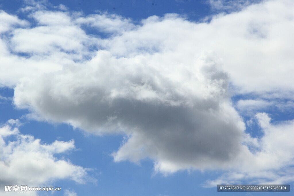 蓝天中飘浮的蓬松云朵