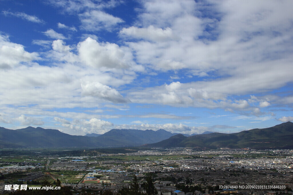 俯瞰城市与远山美景