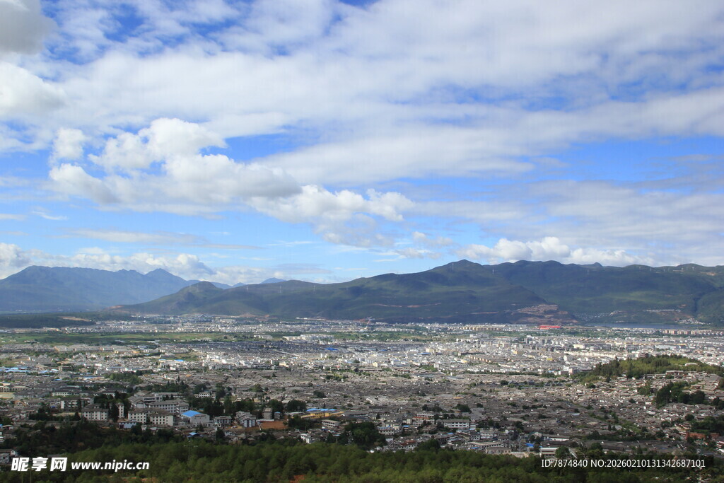 城市与远山的美丽景致