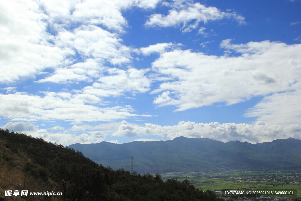 蓝天白云下的山峦美景