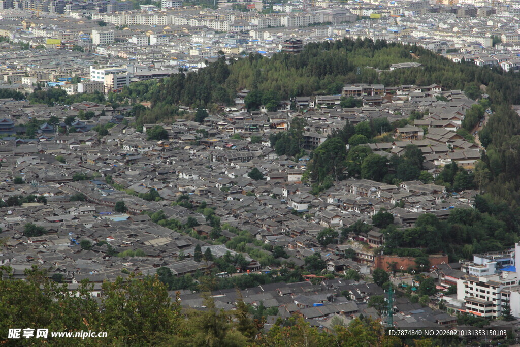 俯瞰城市密集住宅区