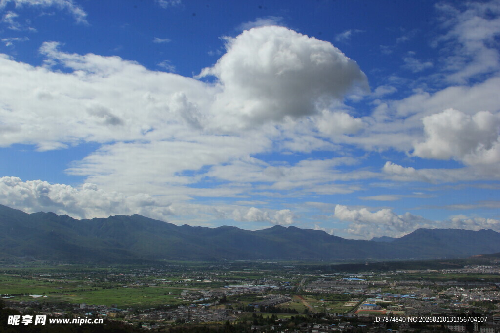 蓝天白云下的城市与远山