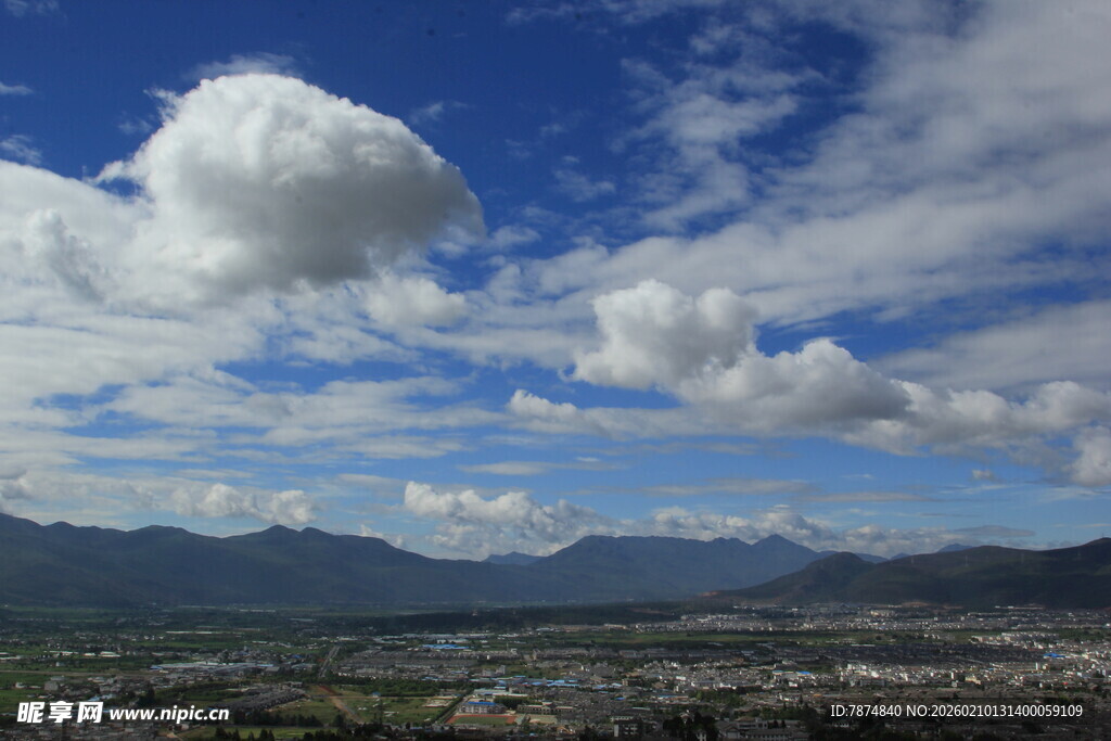 蓝天白云下的城市与远山