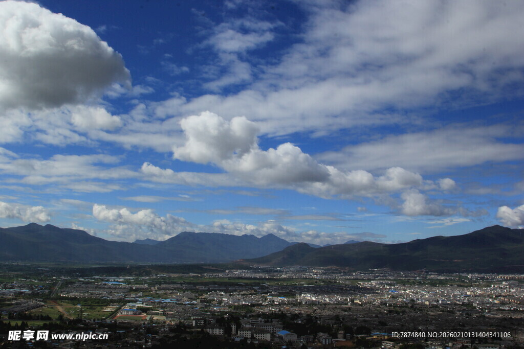 蓝天白云下的城市与远山