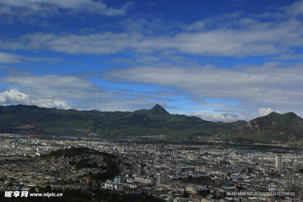 城市与远山的壮美景观
