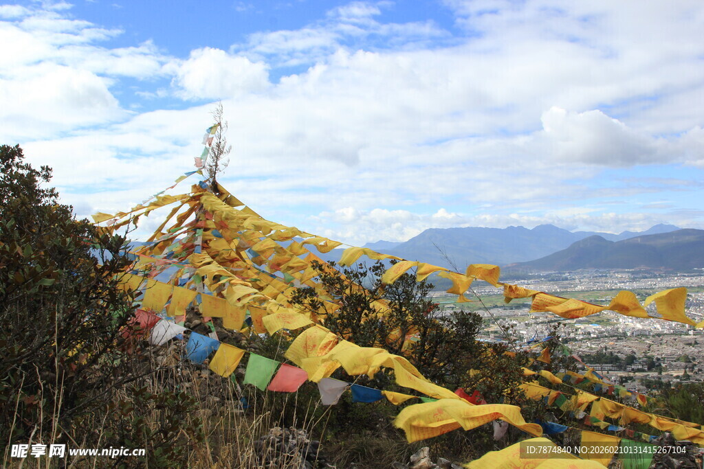 山间飘扬的五彩经幡