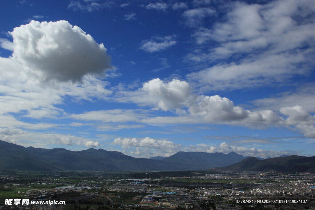 蓝天白云下的远山美景