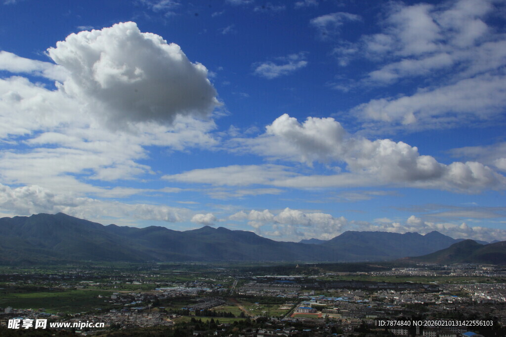 蓝天白云下的壮美山川