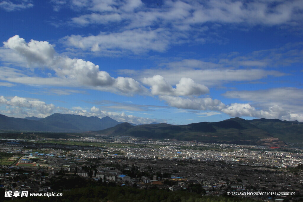 俯瞰城市与远山的美丽景致