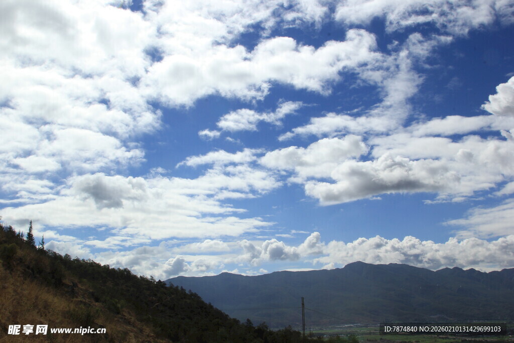 蓝天白云下的山峦美景
