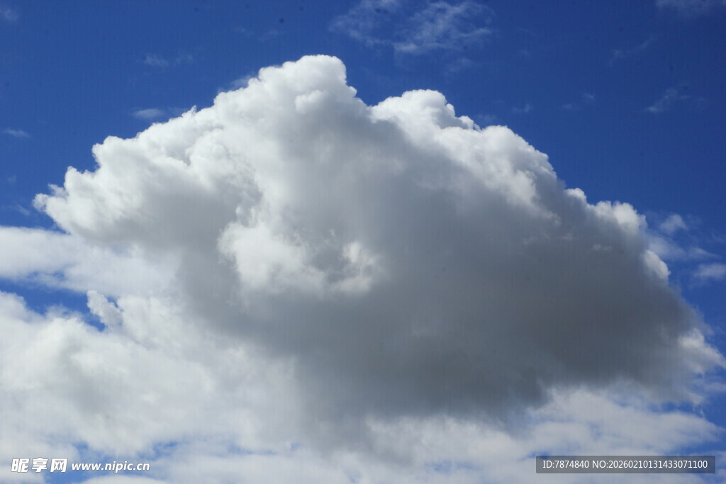 蓝天下的蓬松白云