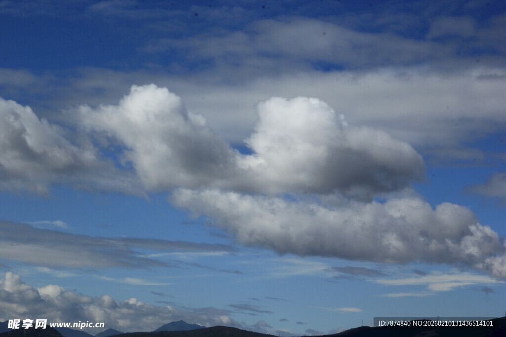 蓝天白云下的壮阔自然景观