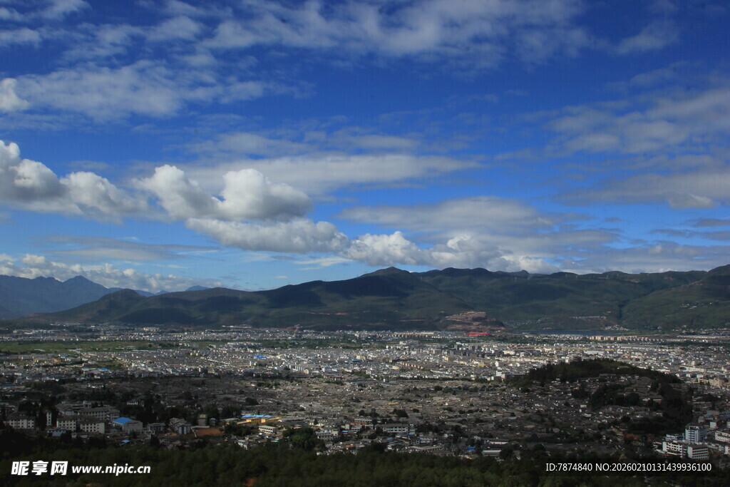 俯瞰城市与远山美景