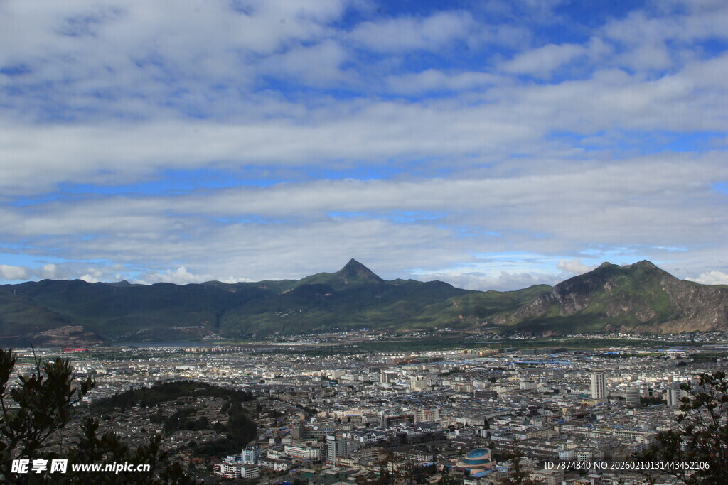 城市与远山的壮美景观