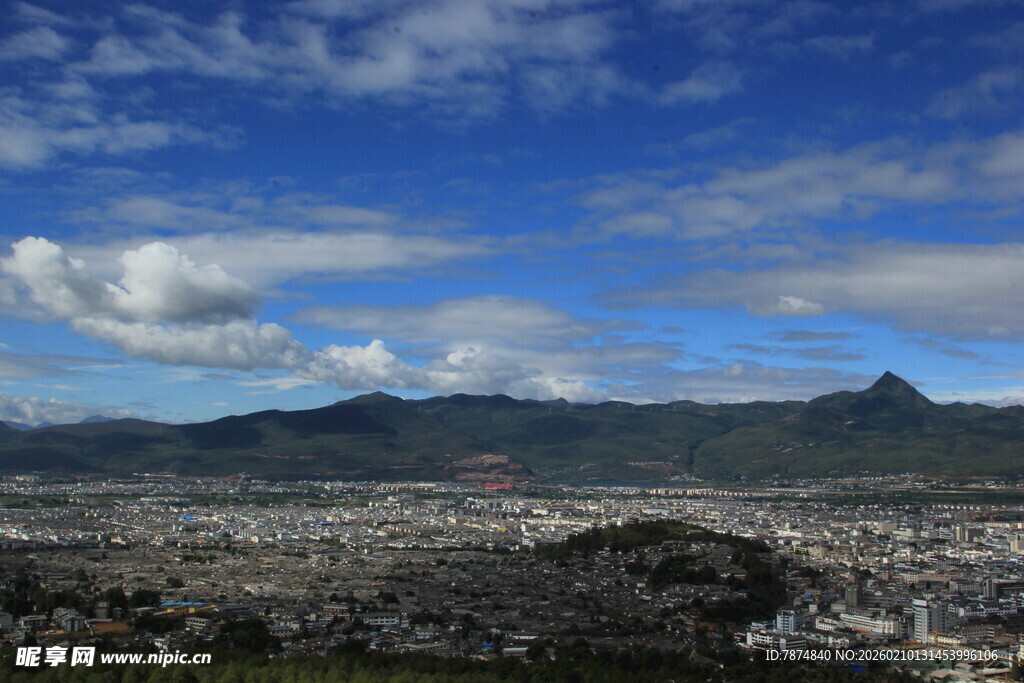 城市与远山的壮美景观