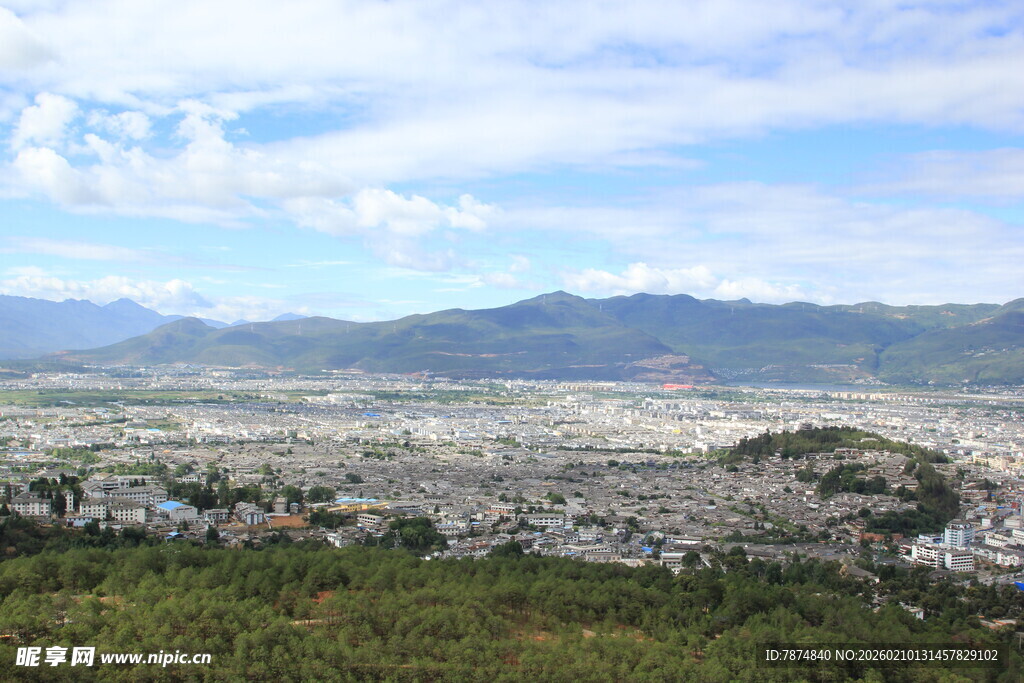 俯瞰山间城镇美景