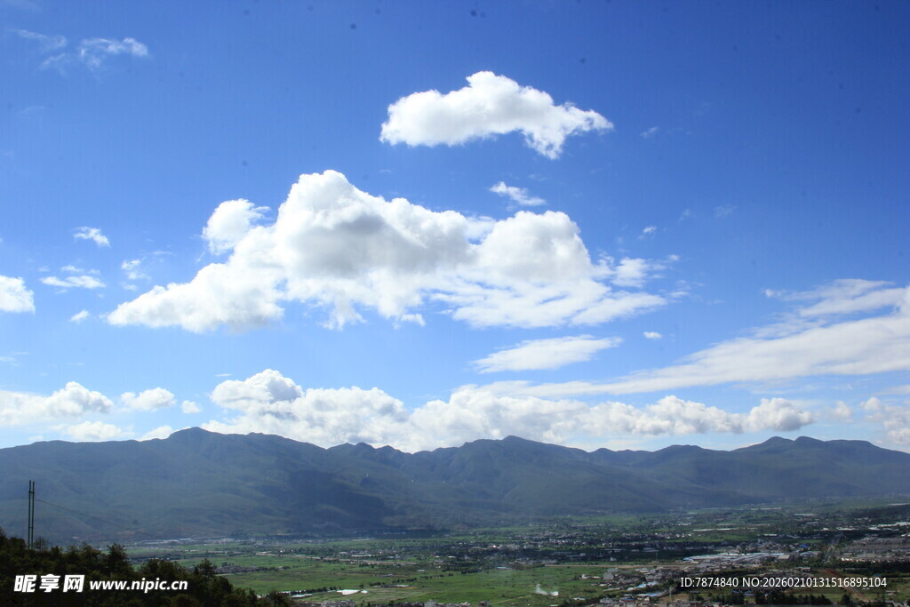 蓝天白云下的壮丽山景
