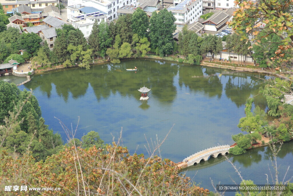 湖畔美景 小桥点缀自然间