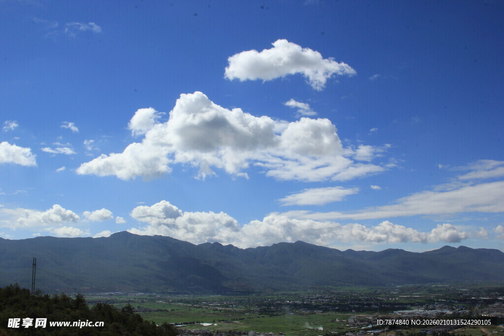 蓝天白云下的山峦美景