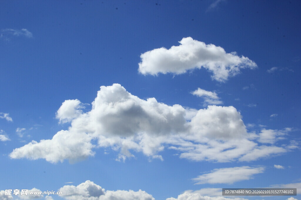 晴朗蓝天飘浮洁白云朵