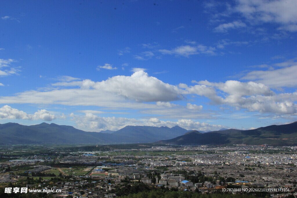 蓝天白云下的城市与远山