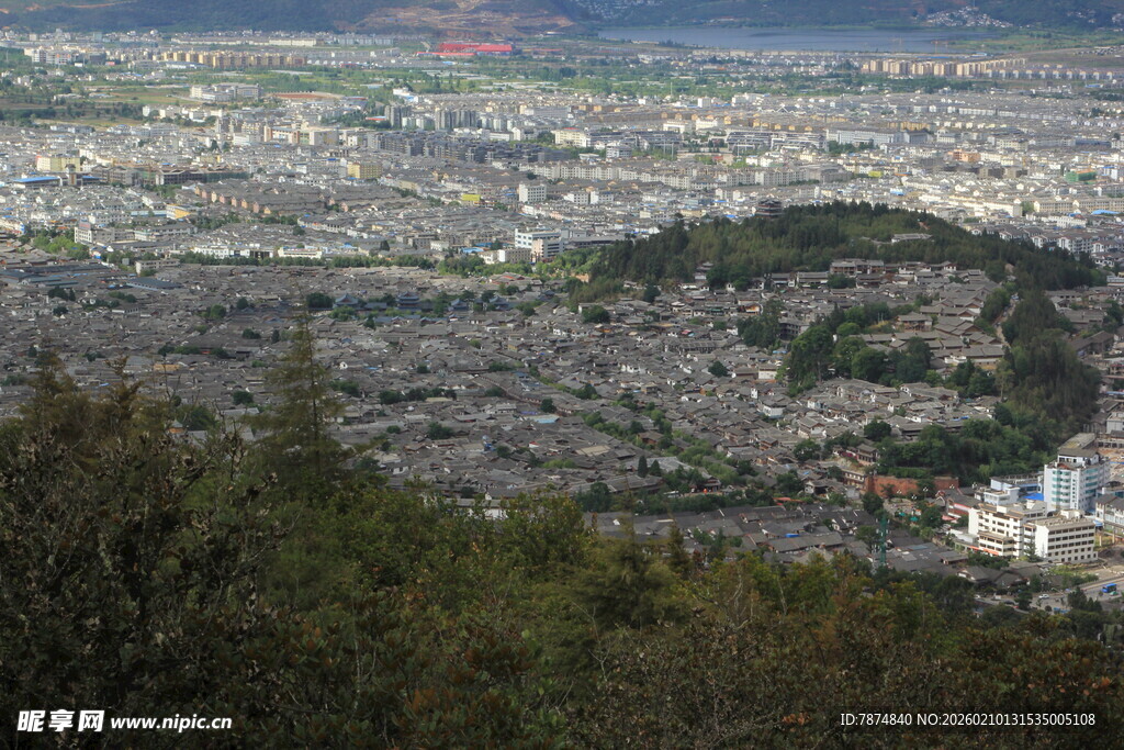 俯瞰城市与山林景观