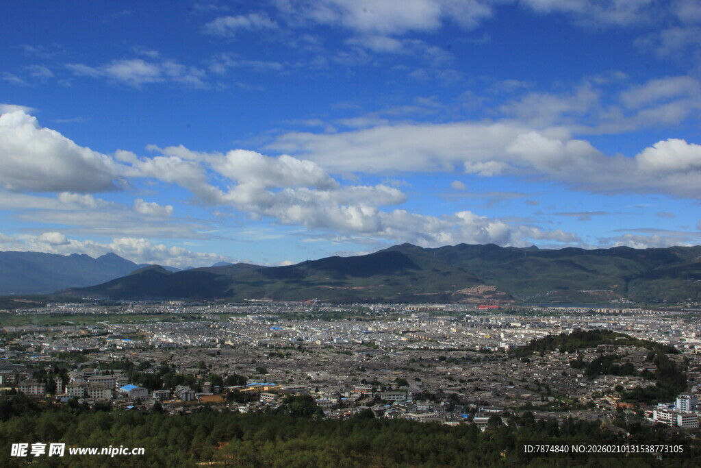 俯瞰城市与远山美景