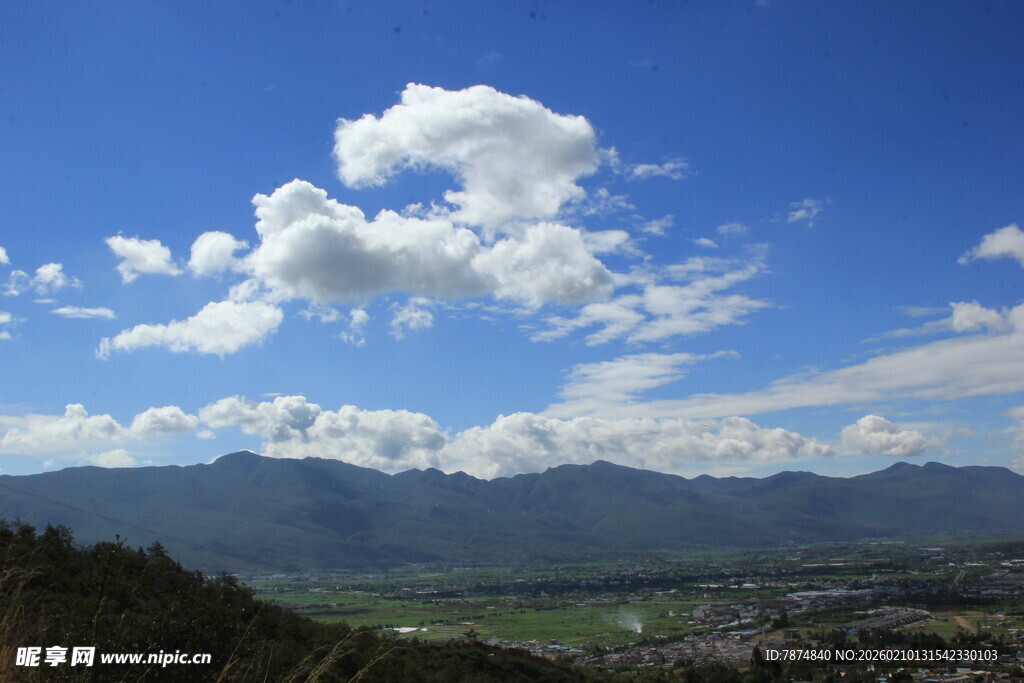 蓝天白云下的壮美山川景色
