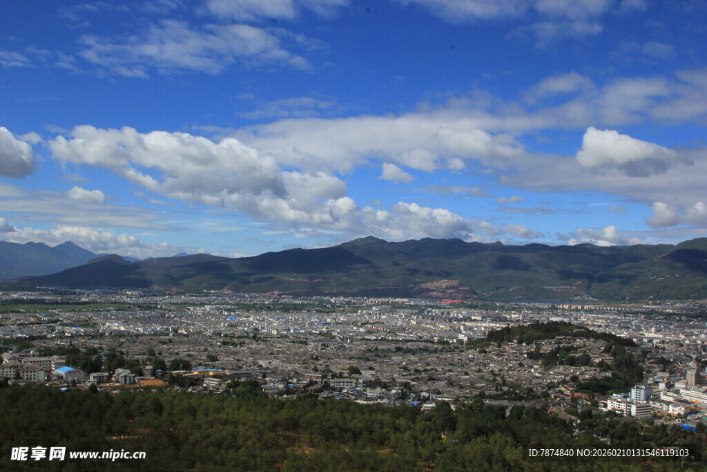 俯瞰城市与远山美景