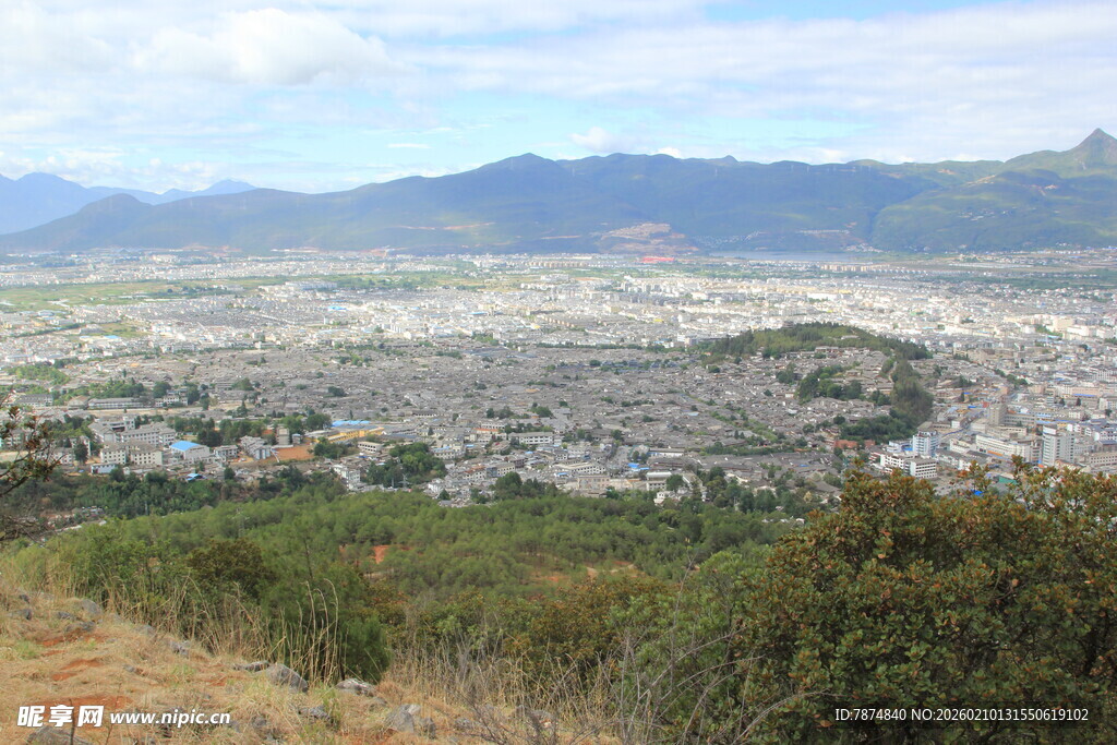 俯瞰城市与远山美景