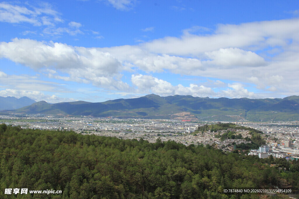 山林间远眺城镇与山脉