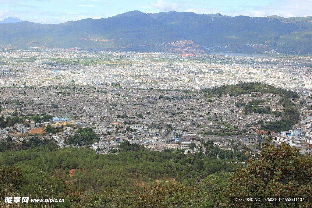 俯瞰山城全景风光