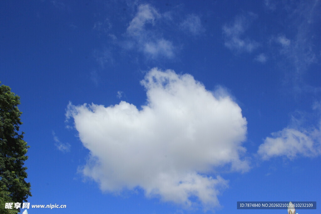 蓝天下的蓬松白云