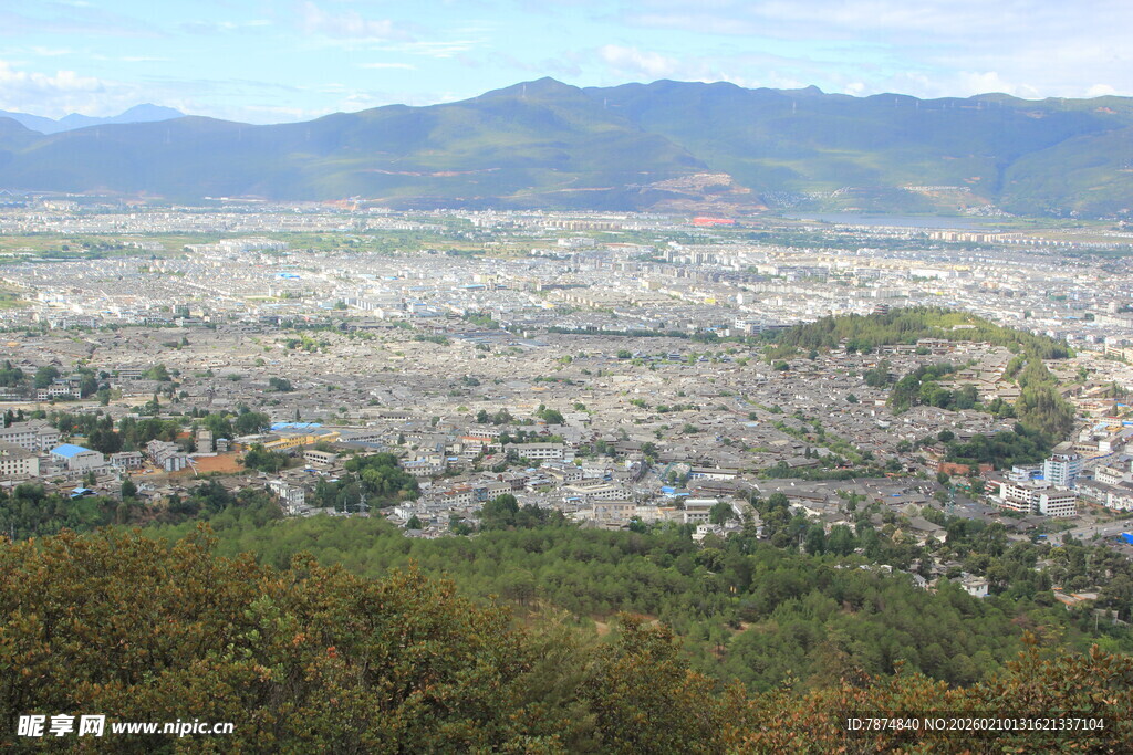 俯瞰山间城镇美景
