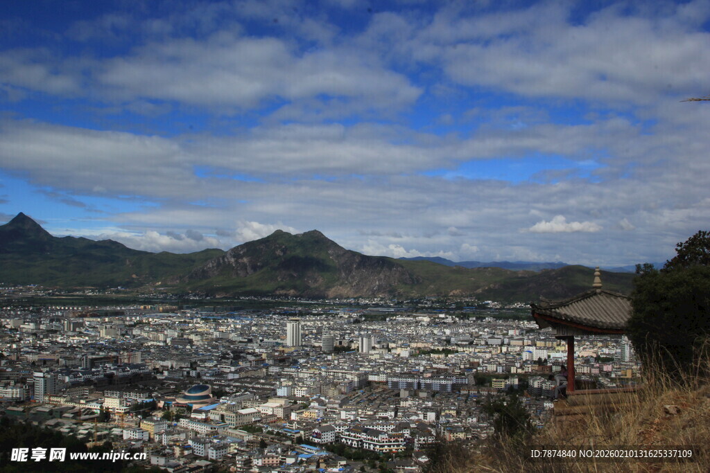 城市与远山的壮美景观