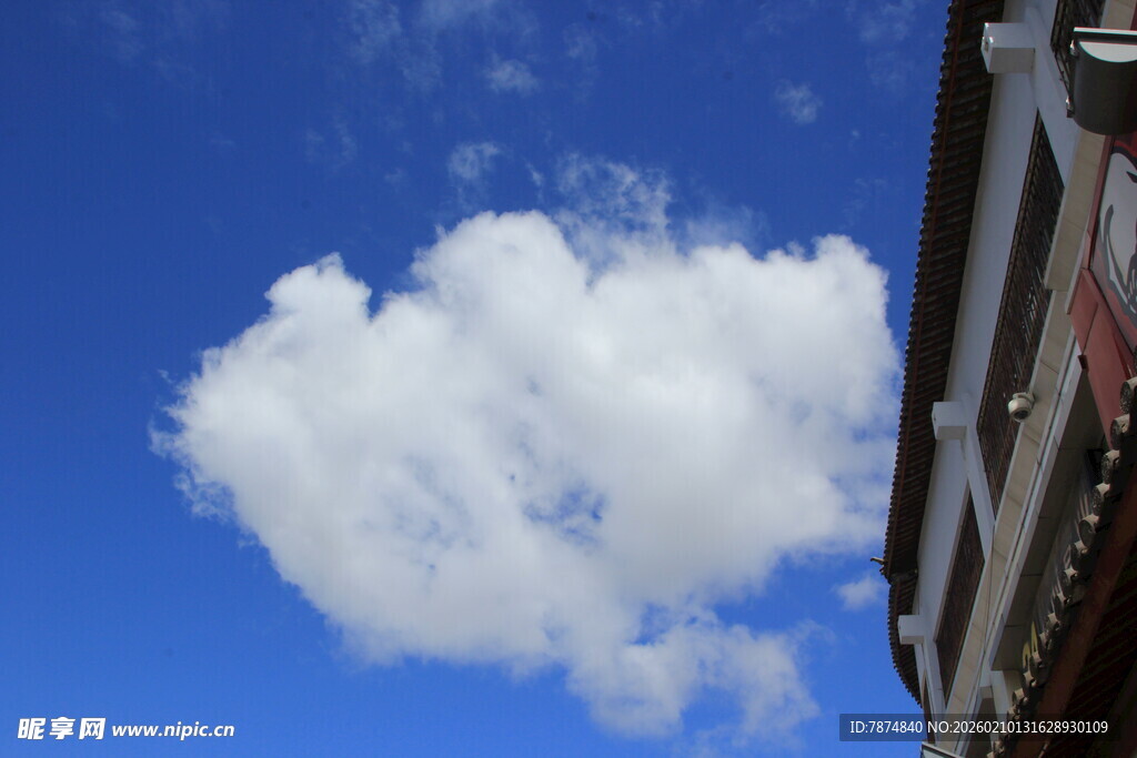 蓝天下的楼宇与蓬松云朵