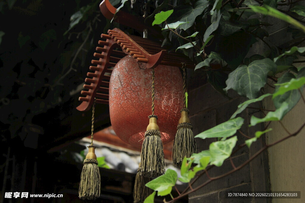 中式古风红灯笼挂于绿植间