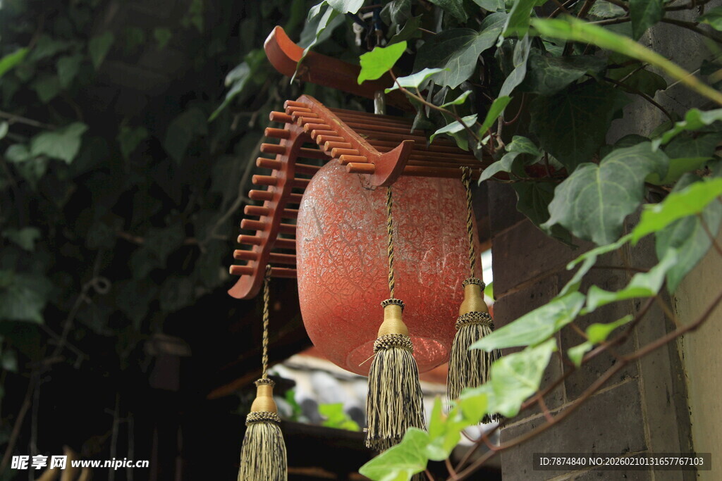 中式红灯笼悬挂绿植间