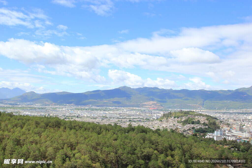 俯瞰山林与远方城镇美景