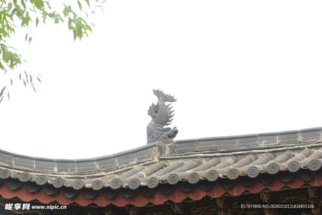 中式屋顶上的精美雕塑