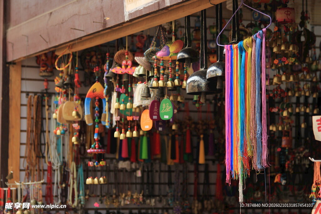 多彩饰品装点店铺橱窗