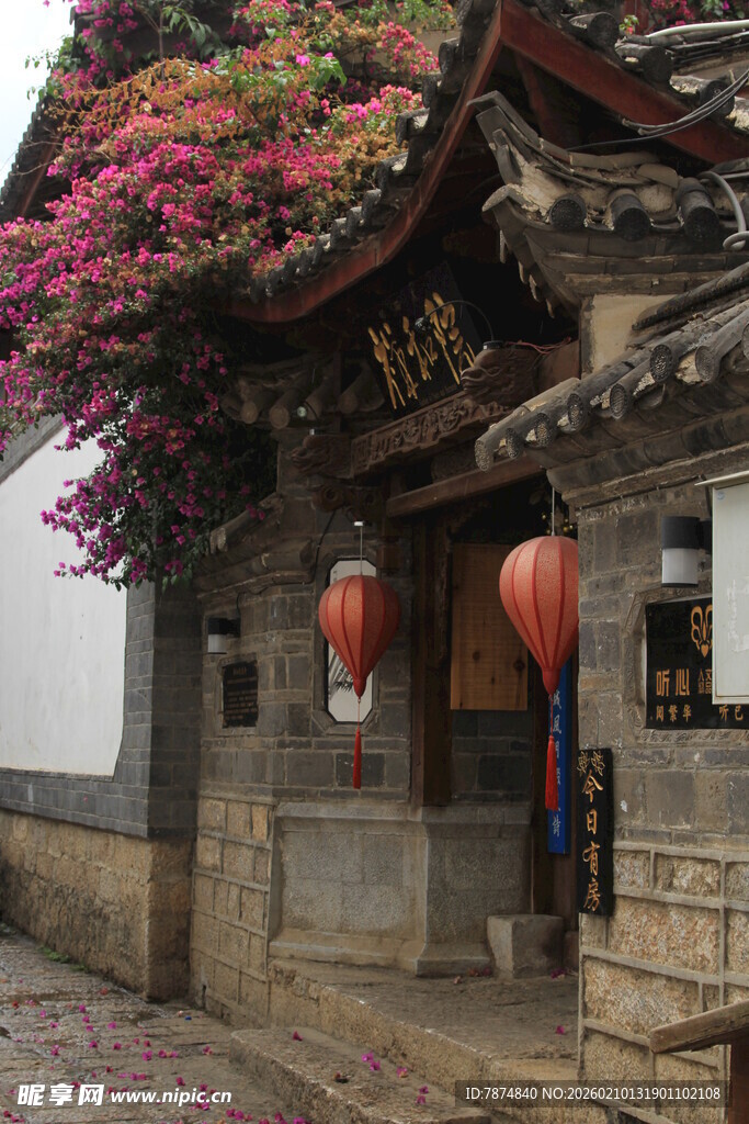 古宅繁花下的中式风情