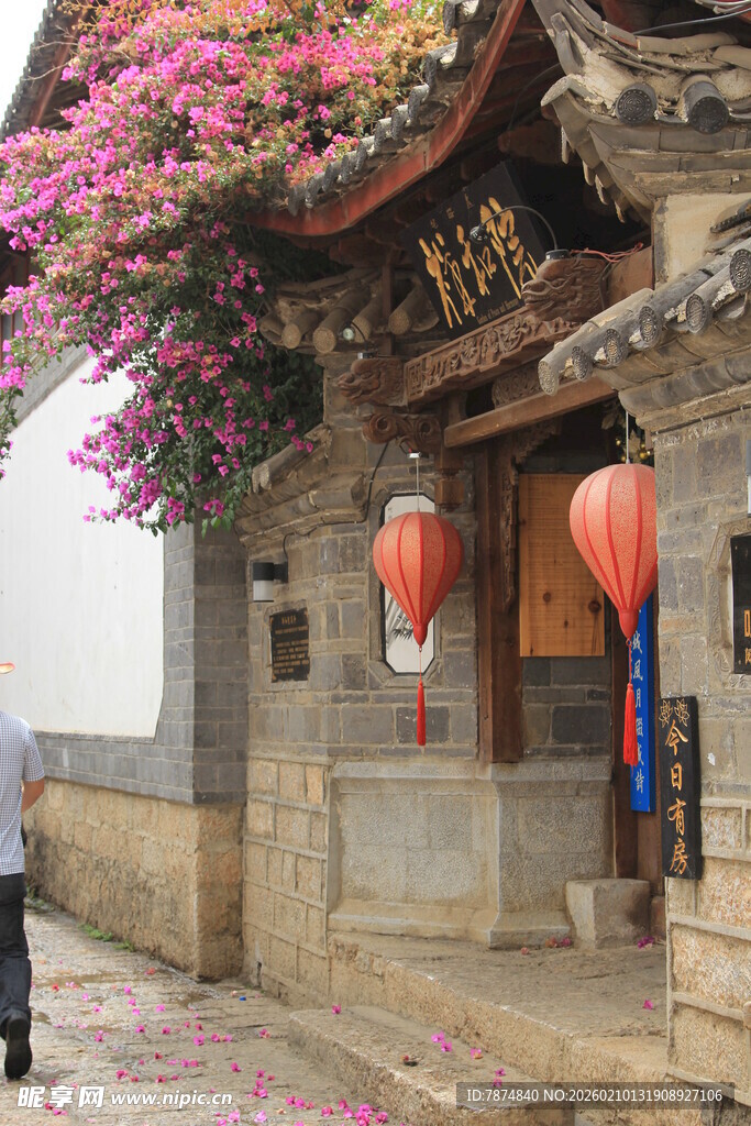 古宅前的行人与烂漫繁花