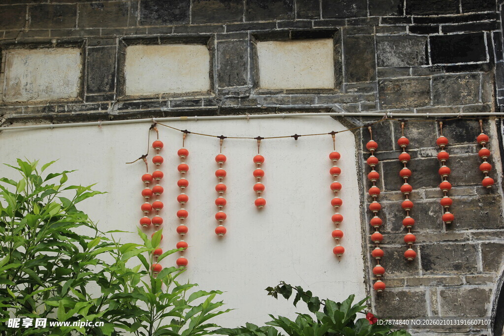墙上悬挂的串串红灯笼
