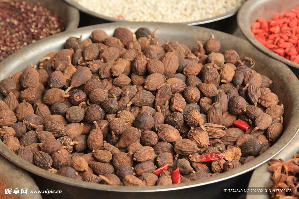 碗中褐色香料 散发独特气息