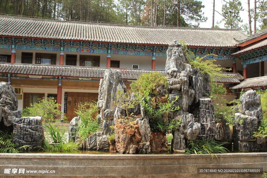 中式庭院假山绿植景观