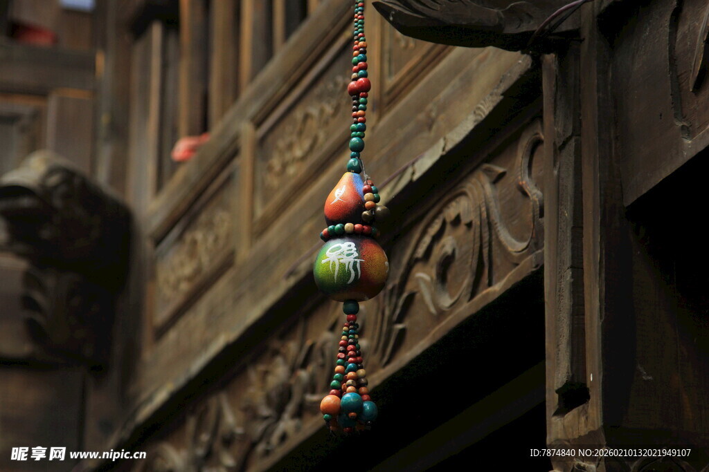 古建屋檐下的精美风铃