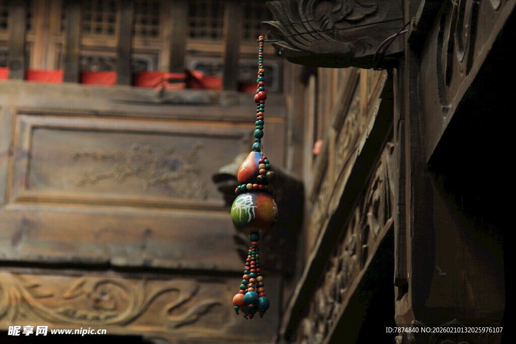 攀岩者挑战古老建筑岩壁