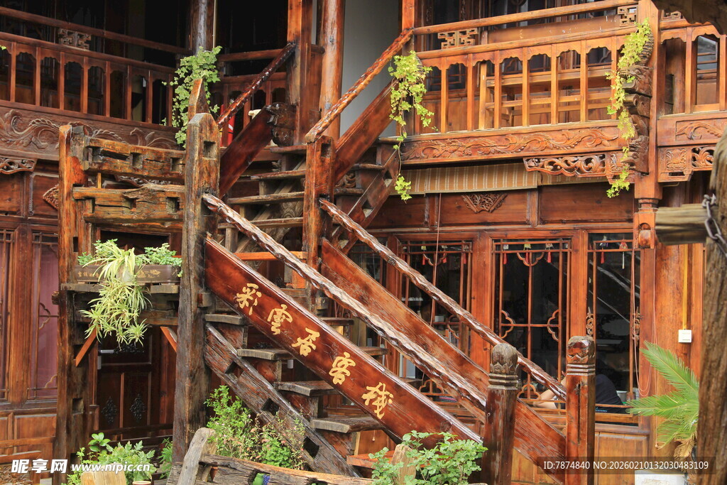 古朴木质楼梯与绿植景观